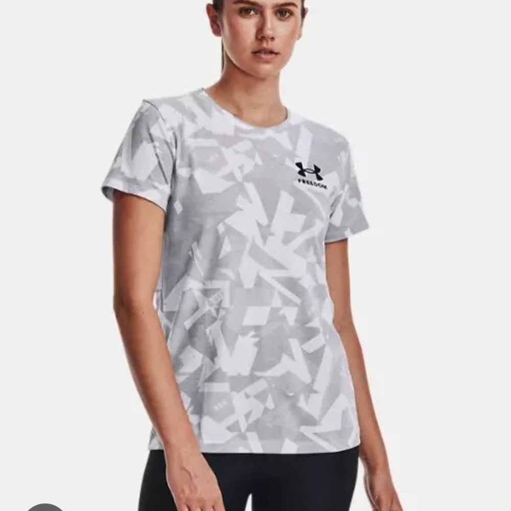 Under Armour Women's White and Gray Patterned Tee Like New Without Tags